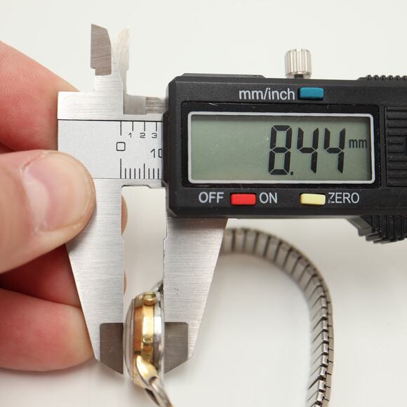 Vintage Helbros Round Gold Tone Cocktail 20mm Watch Silver Stretch w New Battery - Picture 3 of 13